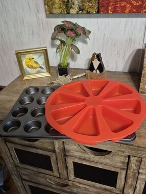 Red Silicone Wedge Baking Mold - Mini Muffin Pan